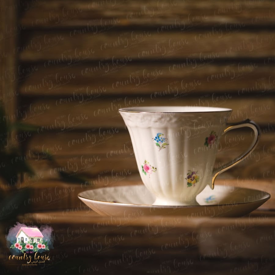 كوب الورود الملونة - المنزل الريفي الهادئ