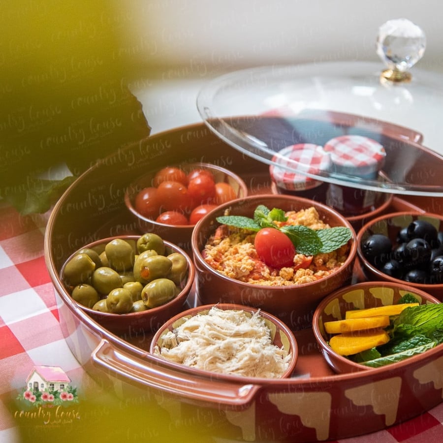 صحن إفطار شرقي صغير مع غطاء