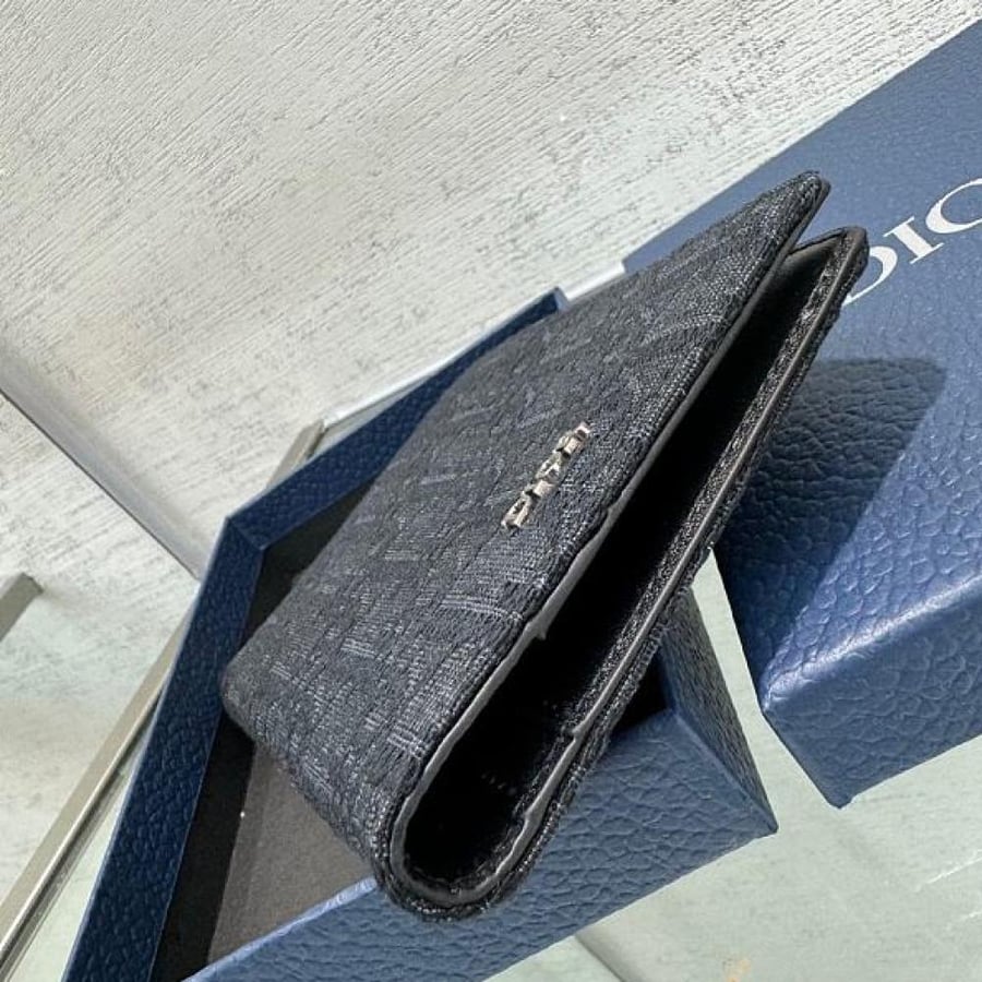 DIOR حامل جواز السفر
