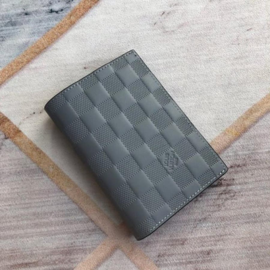 LOUIS VUITTON حامل جواز السفر