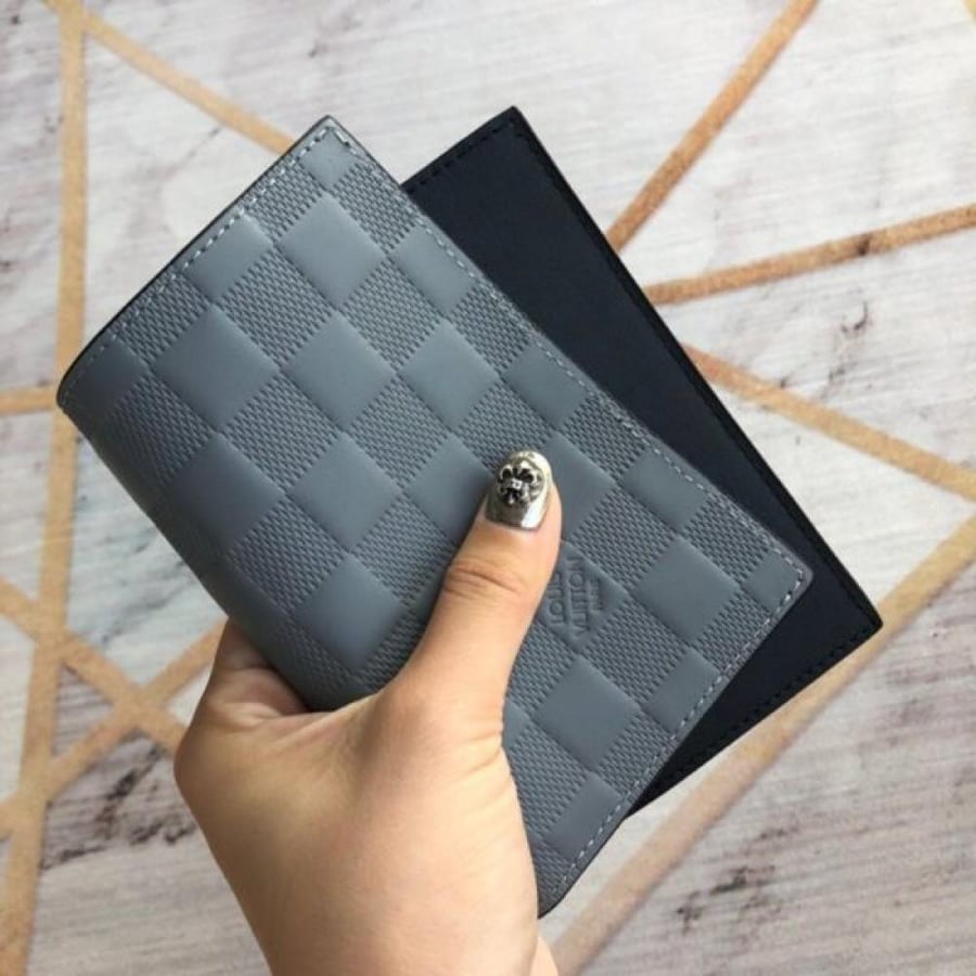 LOUIS VUITTON حامل جواز السفر