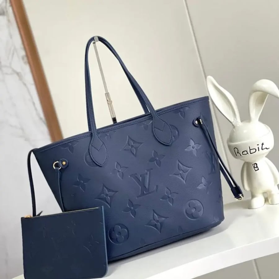 louis Vuitton MM كحلي