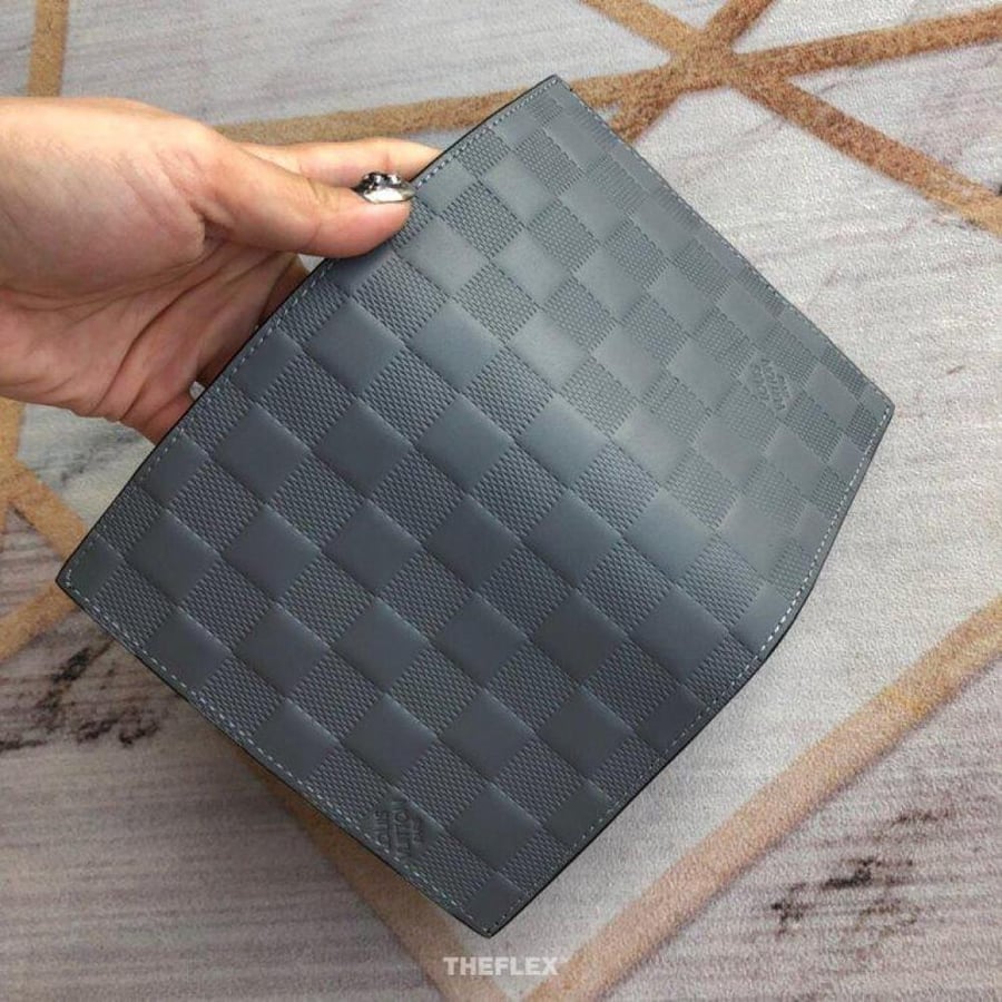 LOUIS VUITTON حامل جواز السفر