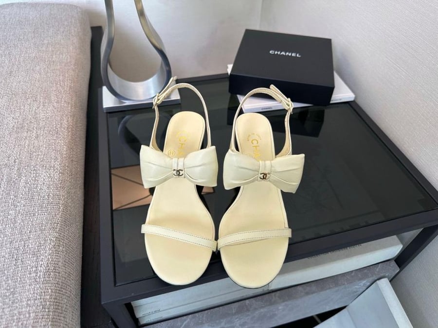CHANELاوف وايت