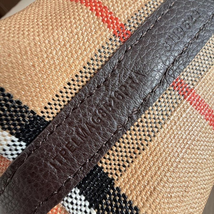 Burberry تنلبس جهتين بني