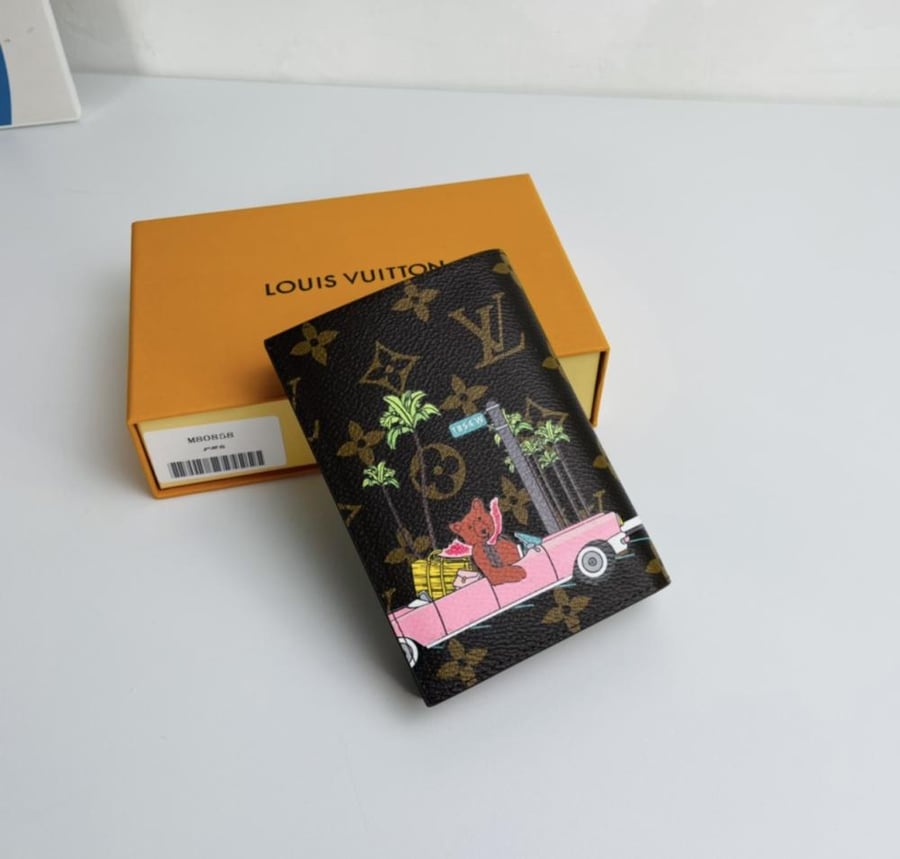 Louis Vuitton حامل جواز السفر