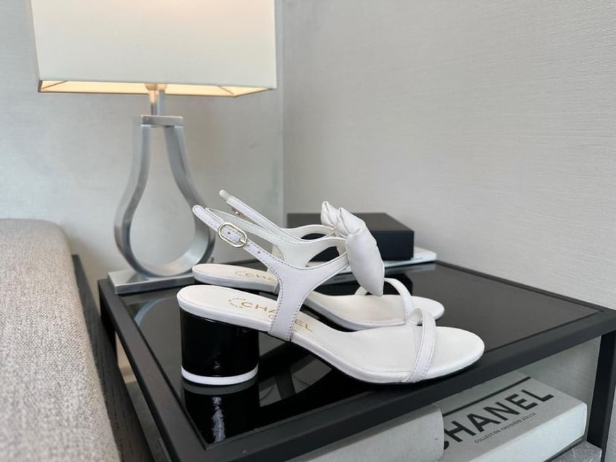 CHANEL ابيض