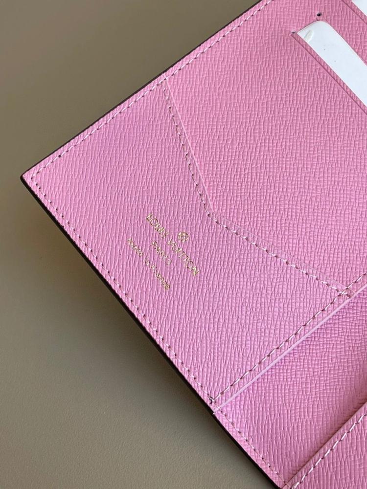 louis Vuitton حامل جواز