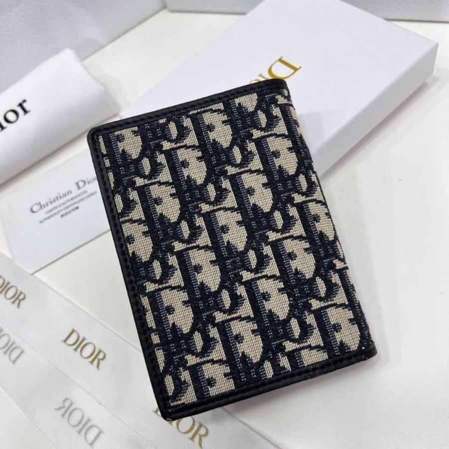 DIOR حامل جواز السفر