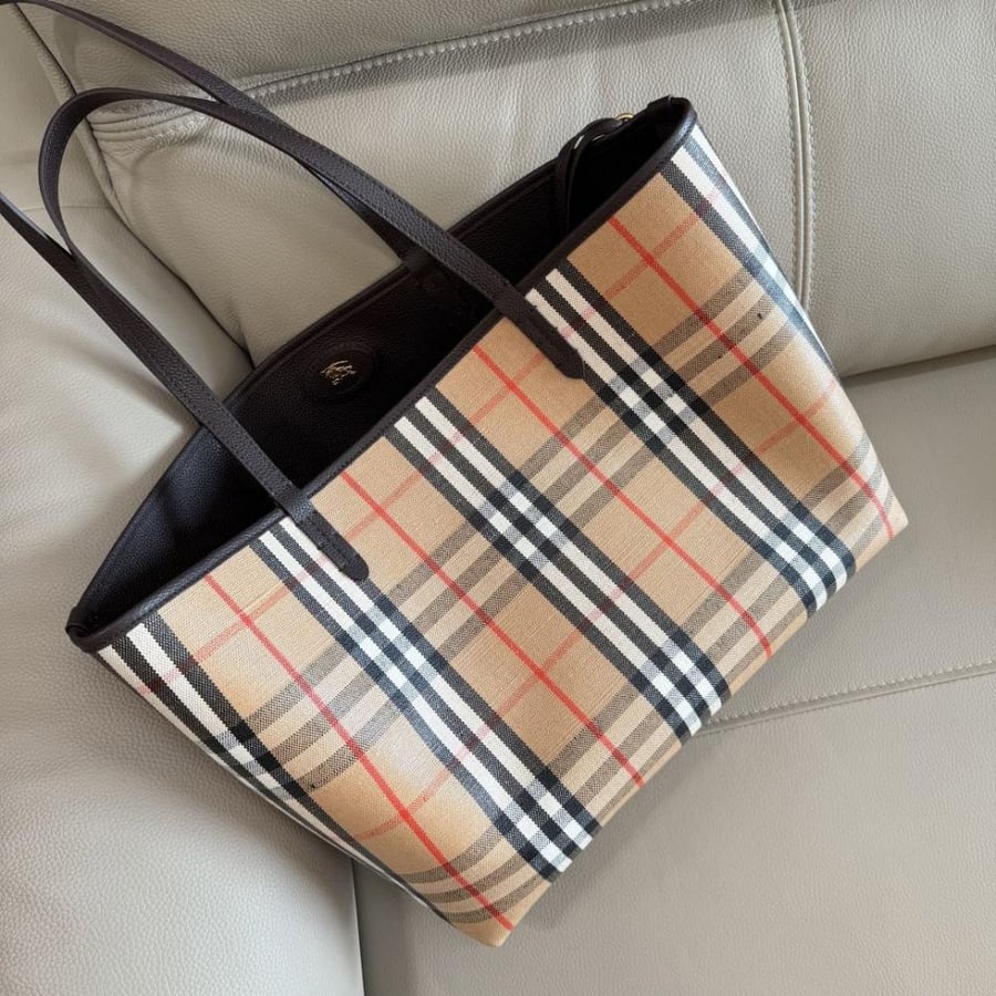 Burberry تنلبس جهتين بني