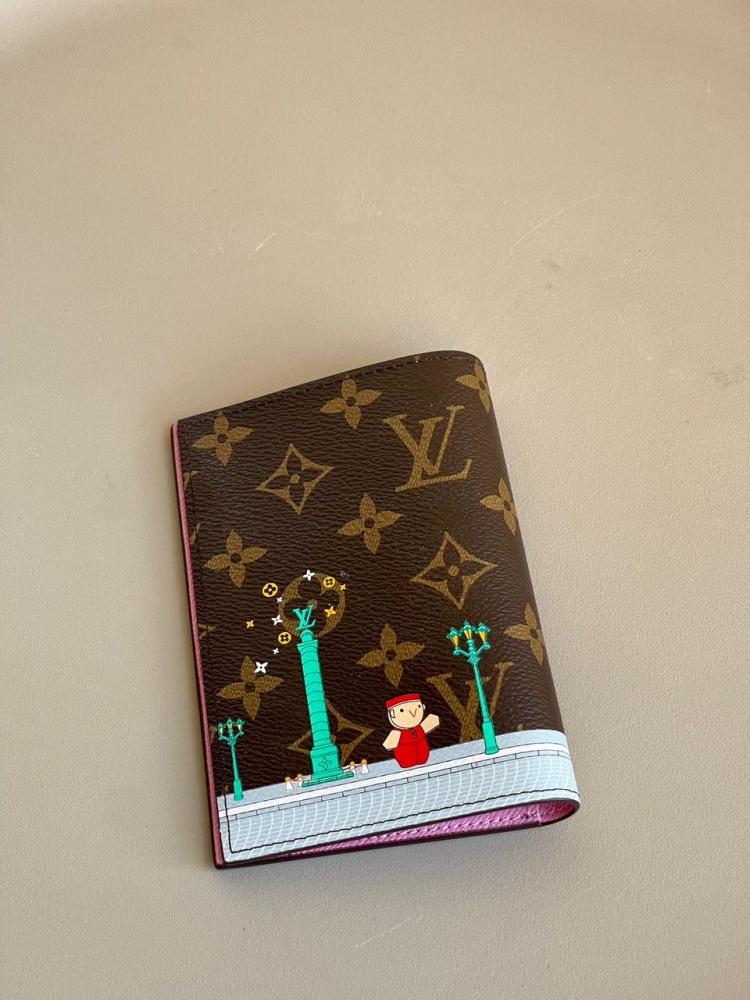 louis Vuitton حامل جواز