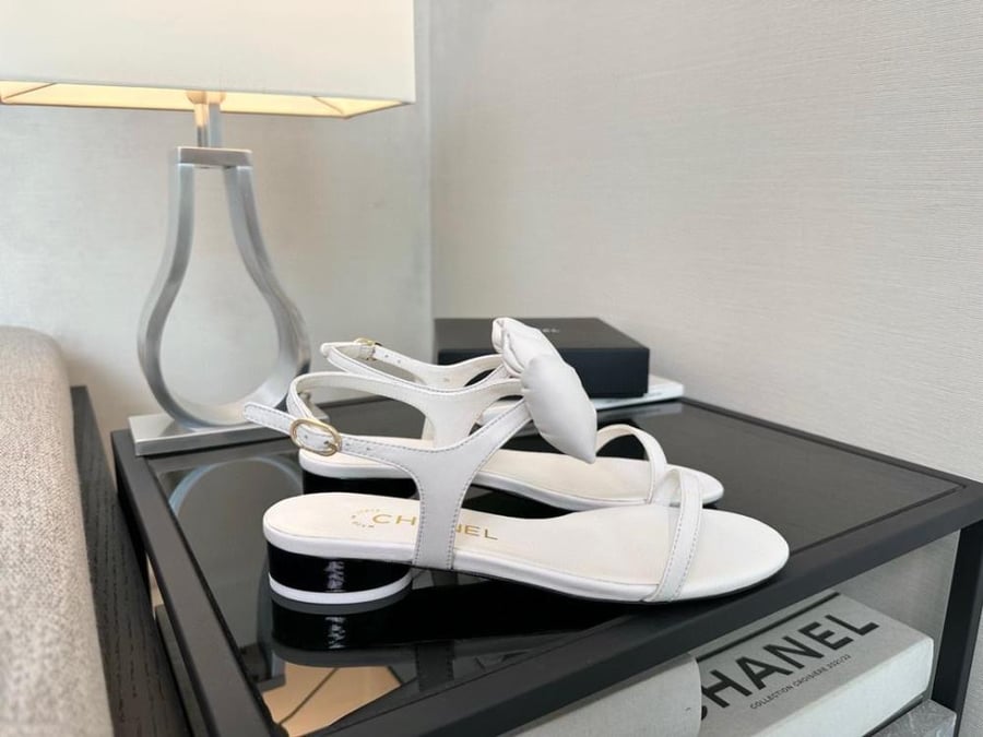 CHANEL ابيض