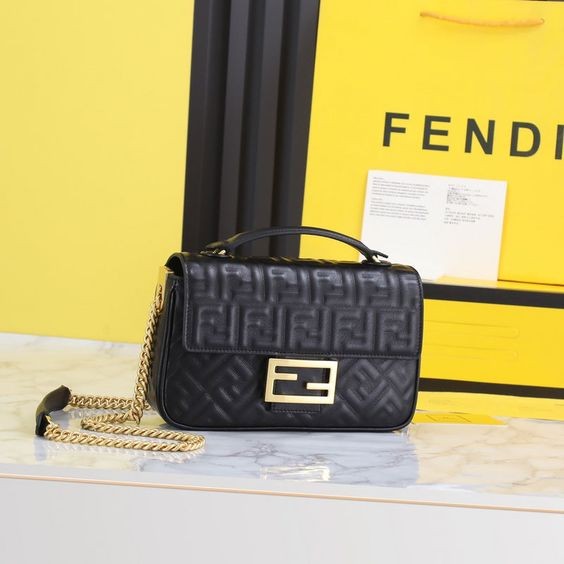 Fendi Baguette Chain Midi 24CM