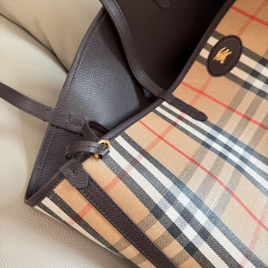 Burberry تنلبس جهتين بني