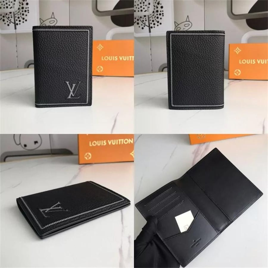 LOUIS VUITTON حامل جواز السفر