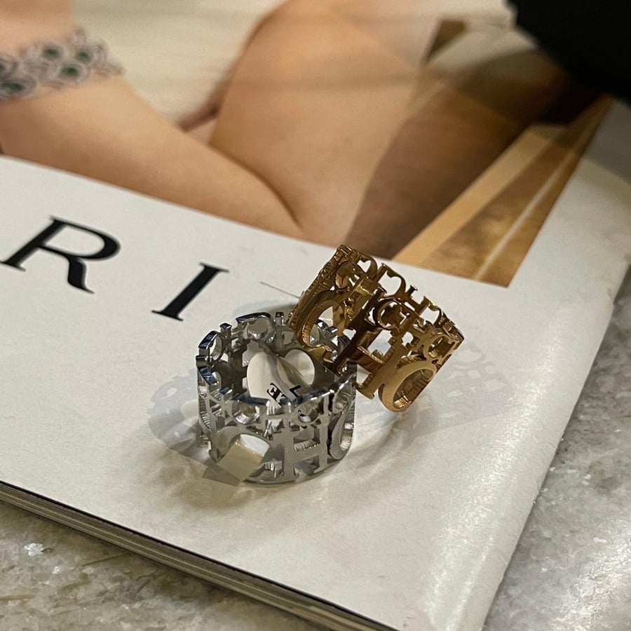 Carolina Herrera اللون الفضي