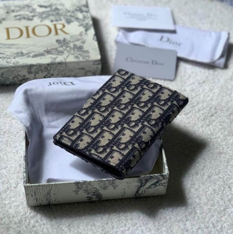 DIOR حامل جواز السفر