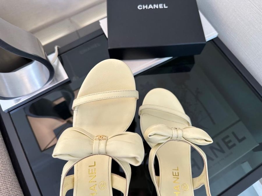 CHANELاوف وايت