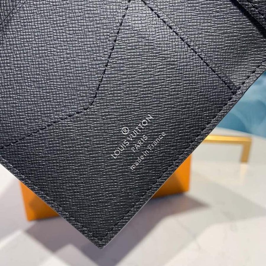 LOUIS VUITTON حامل جواز السفر