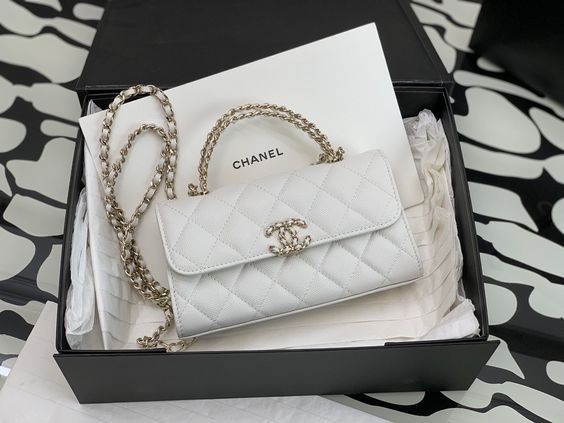 Chanel فضي
