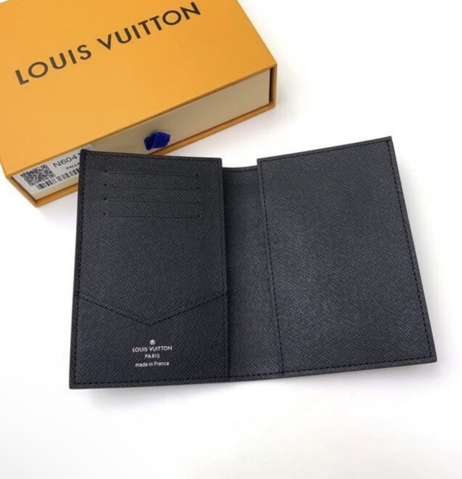Louis Vuitton حامل الجواز