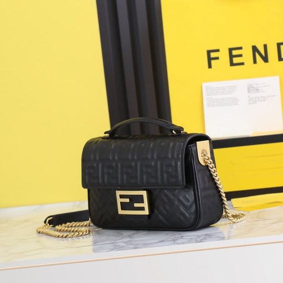 Fendi Baguette Chain Midi 24CM