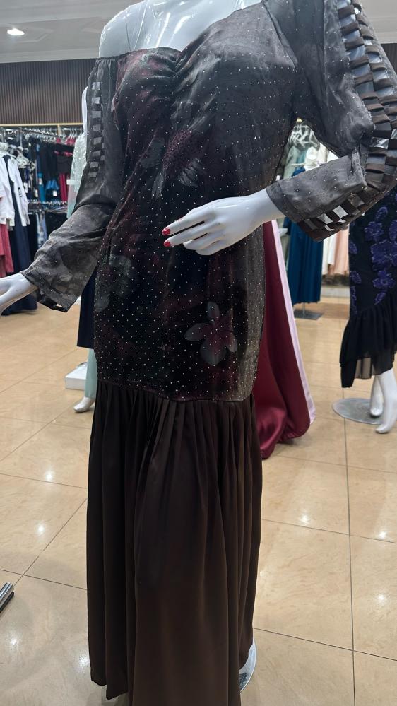 فستان بني مورد