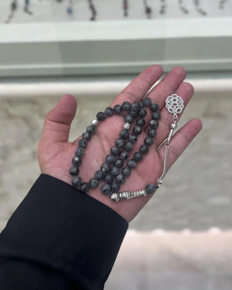 فازة الورد الأحمر & سبحة طاد