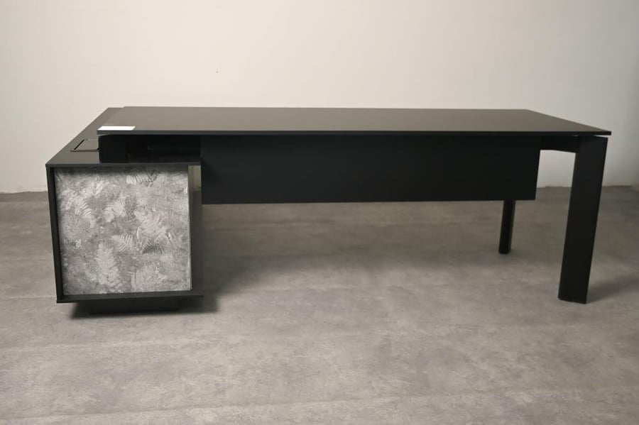 طقم مكتب مقاس 2200*1800*750 + وحدة جانبية لون أسودBlack * dark gray موديلNEW-NOVE-2.2-1+دولاب عرض مقاس 2200*500*600 لون أسود Black*dark grey موديل 220-d+طاولة شاى مربع ميلامين أرجل حديد مقاس 60*60*50 لون اسود Black * grey موديل60-b