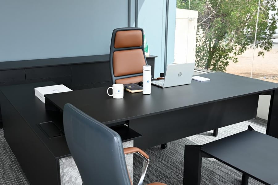طقم مكتب مقاس 2200*1800*750 + وحدة جانبية لون أسودBlack * dark gray موديلNEW-NOVE-2.2-1+دولاب عرض مقاس 2200*500*600 لون أسود Black*dark grey موديل 220-d+طاولة شاى مربع ميلامين أرجل حديد مقاس 60*60*50 لون اسود Black * grey موديل60-b