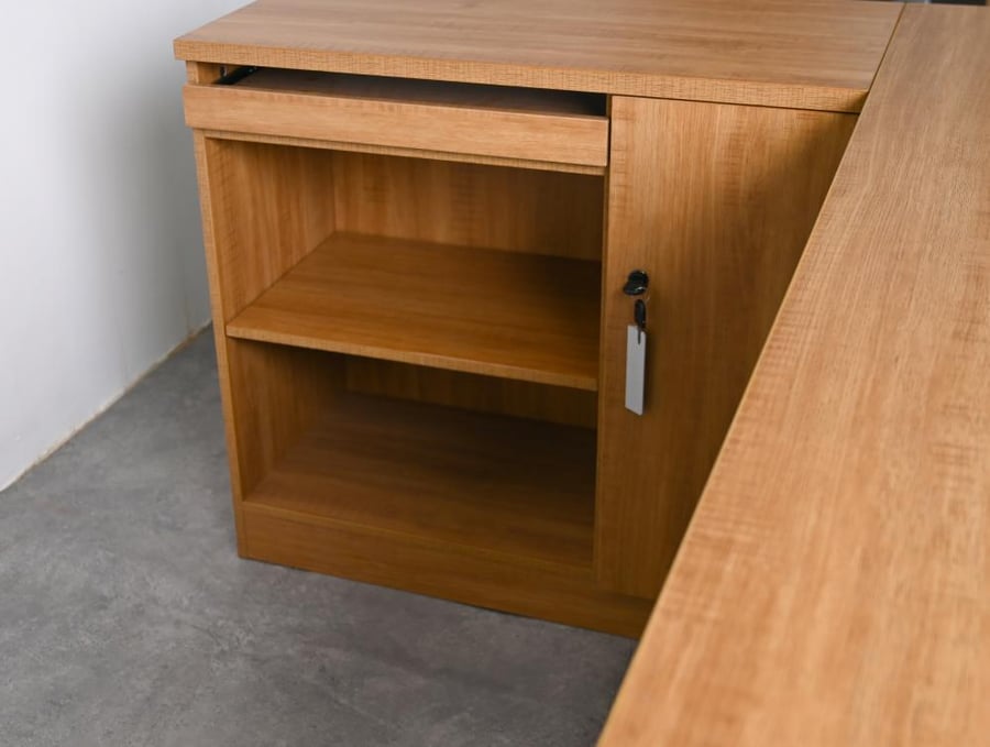 مكتب مقاس 140*70*75سم +أدراج + سكرتارية لون بيج فاتح ستارة ابيض موديل TH-05