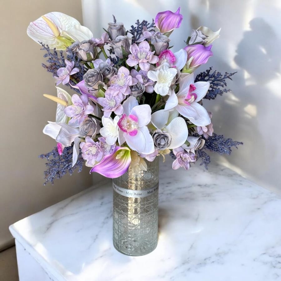 Artificial flower vase