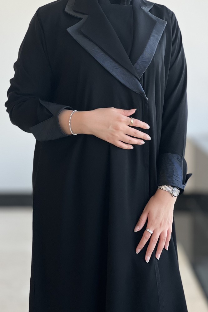 عباية كريب أسود مع جاكار