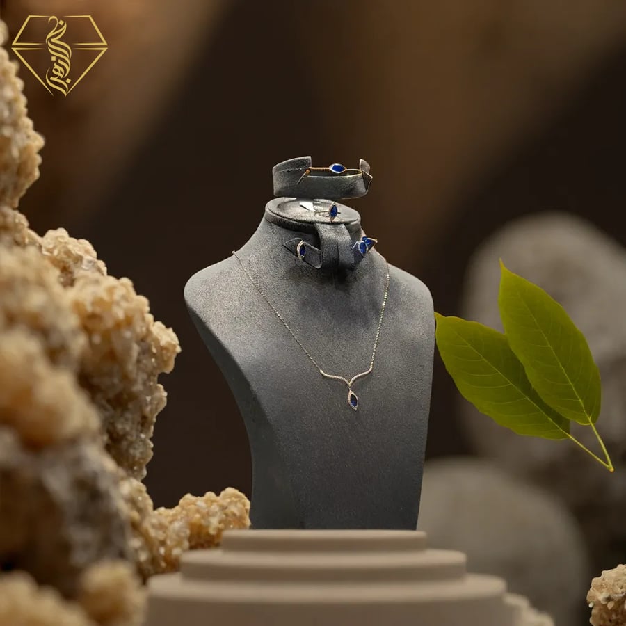 Gold set decorated with Italian blue stone (18 karat)
