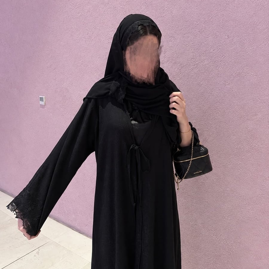 عبايه سوداء كريب بحريني ودانتيل كلوش