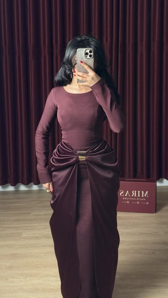 فستان خمري أنيق بقصّة ضيّقة ودرابيه عند الخصر مع لمسة معدنية راقي