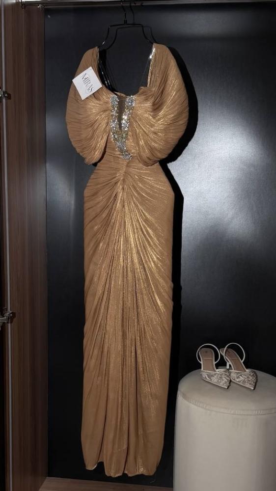 فستان بلون الشامبين اللامع