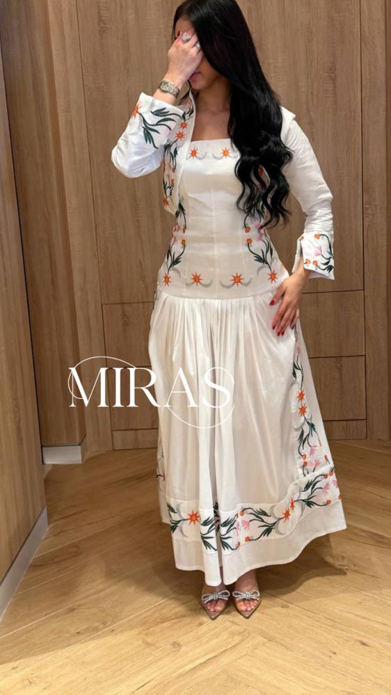 فستان أنثوي بتصميم راقٍ يجمع بين النعومة واللمسة الفنية المميزة �