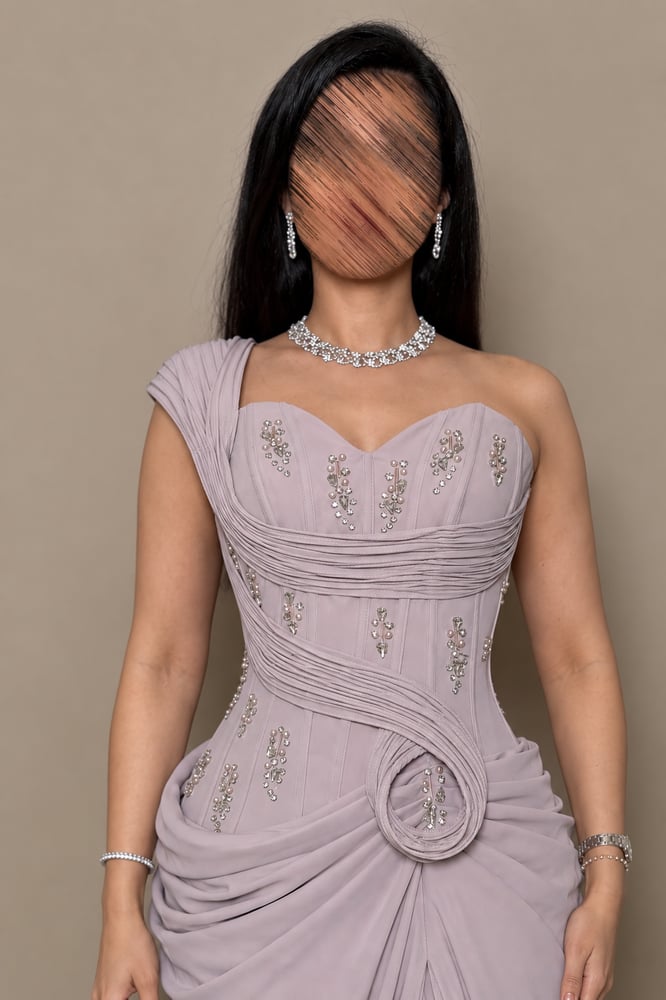 فستان سهرة بيبي موف بتصميم كورسيه مرصع وكسرات فاخرة