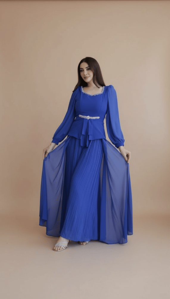 طقم بلوزة وبنطلون أنيق بتصميم راقي مع حزام