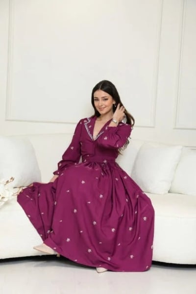 فستان ميدي بتطريز ناعم ولمسات كريستالية أنيقة