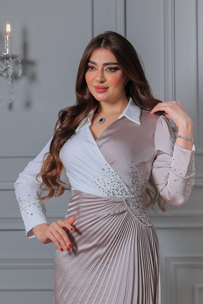 فستان فاخر من الساتان بتصميم بليسيه وياقة قميص