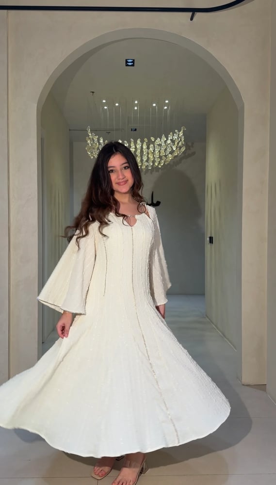 فستان سكري طويل بأكمام واسعة وقصة انسيابية أنيقة