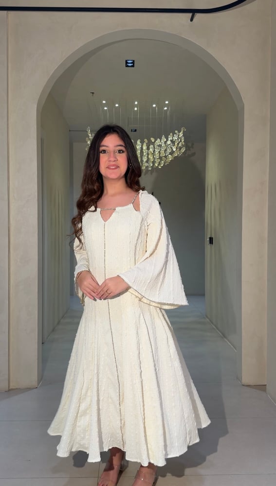 فستان سكري طويل بأكمام واسعة وقصة انسيابية أنيقة