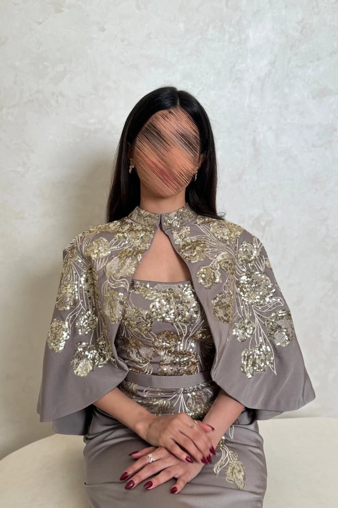 فستان بيج رملي بتطريز ذهبي فاخر وتصميم أنثوي راق