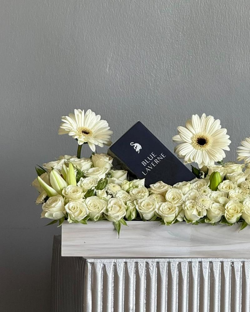 صينية فاخرة مع عطر رجالي