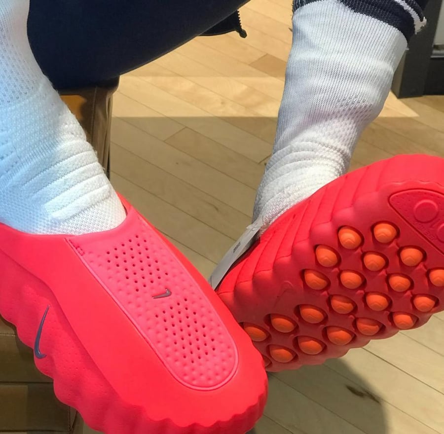 هذا الحذاء هو Nike Mind 001 بلون Solar Red.