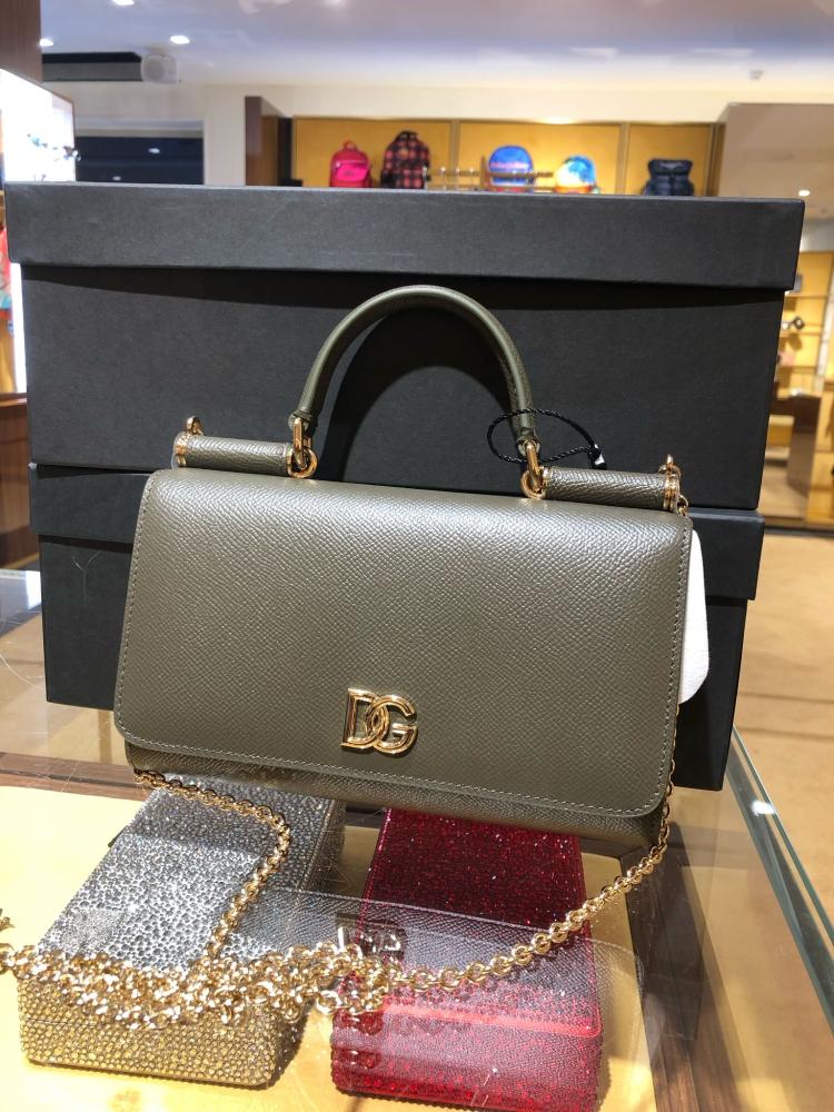 شنطة اي فون زيتي. D&g