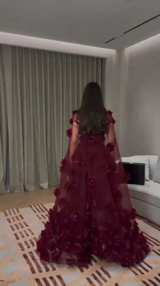 فستان سهرة عنابي منفوش مزين بزهور ثلاثية الأبعاد مع كاب