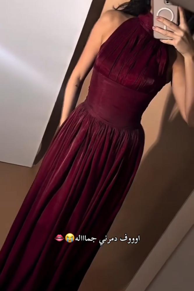فستان سهرة طويل باللون العنابي